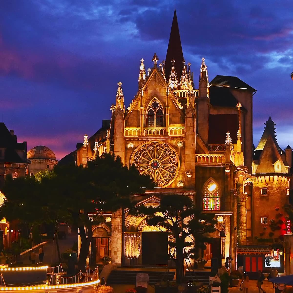 Вечерние фасады зданий в Ба На Хиллс. Архитектура комплекса выполнена в европейском стиле с элементами французского колониального наследия.