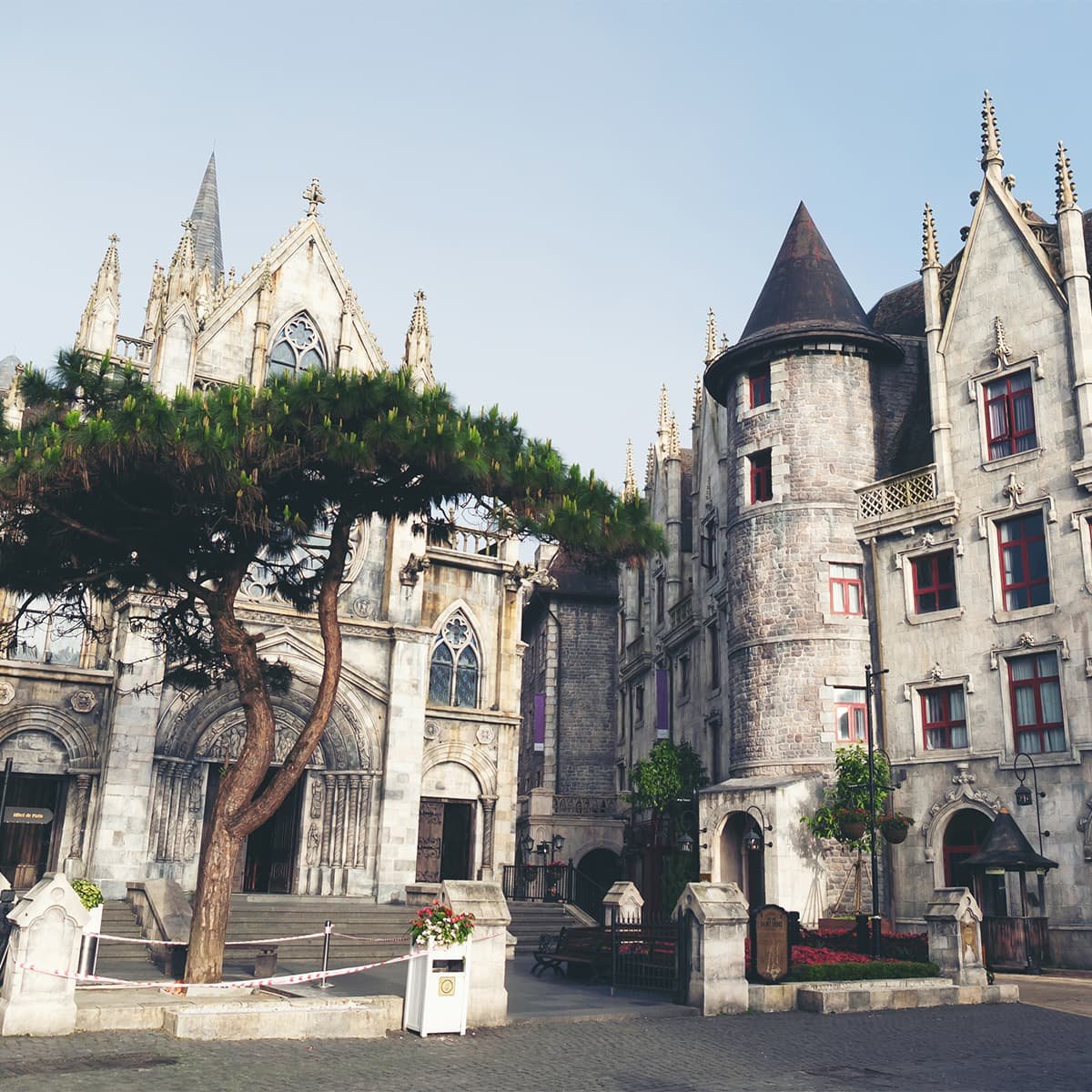 Готическая архитектура зданий Ба На Хиллс. Комплекс во Вьетнаме сочетает стили средневековой Европы и азиатские декоративные мотивы.