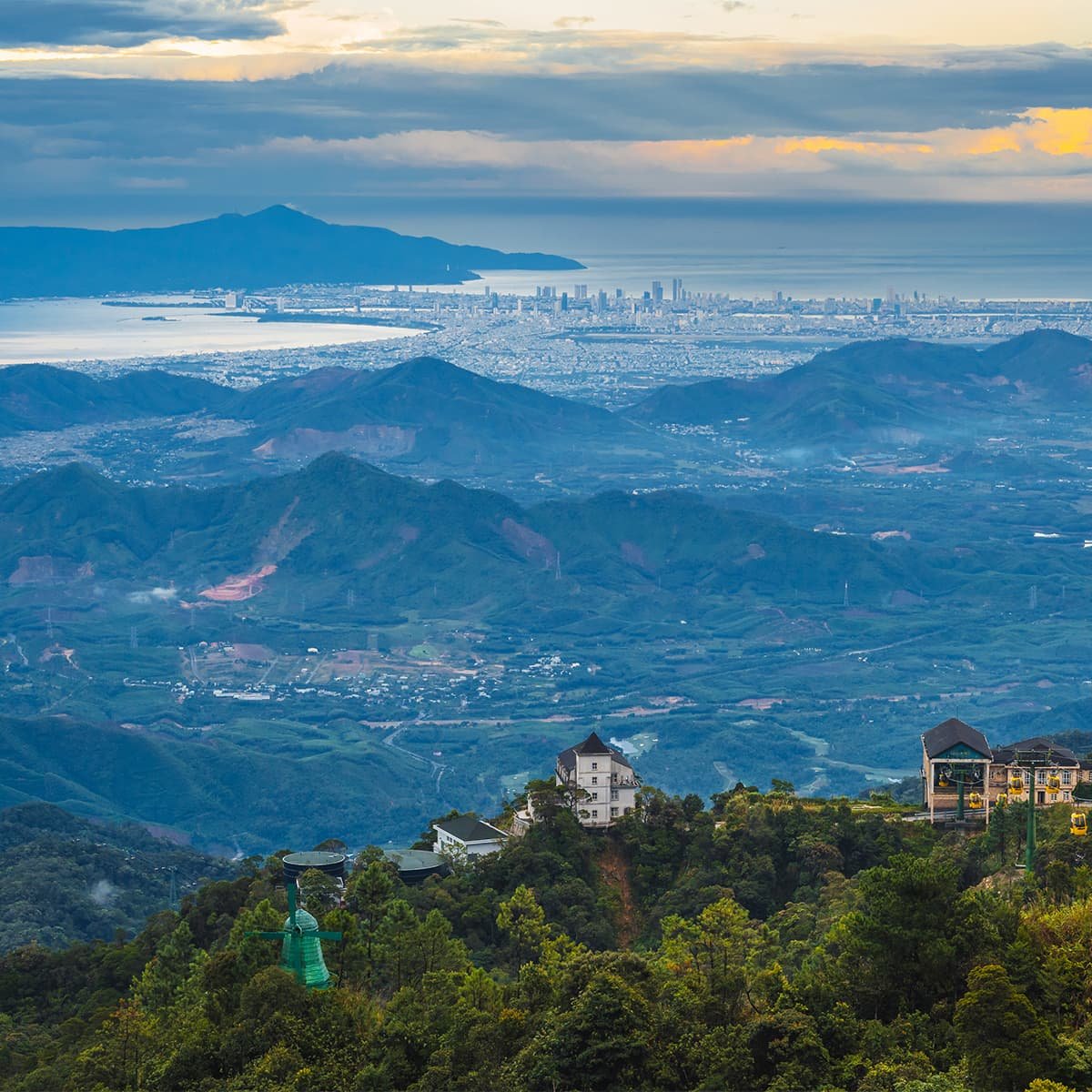 Вид на Дананг и Южно-Китайское море с высоты Ба На Хиллс. Смотровые площадки комплекса открывают панораму города и побережья Центрального Вьетнама.