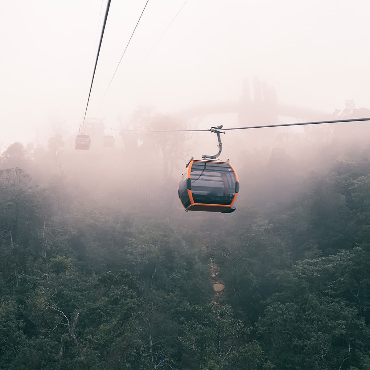 Подъемники Ба На Хиллс в тумане. Канатная дорога протяженностью более пяти километров соединяет нижнюю станцию с вершиной горного комплекса.