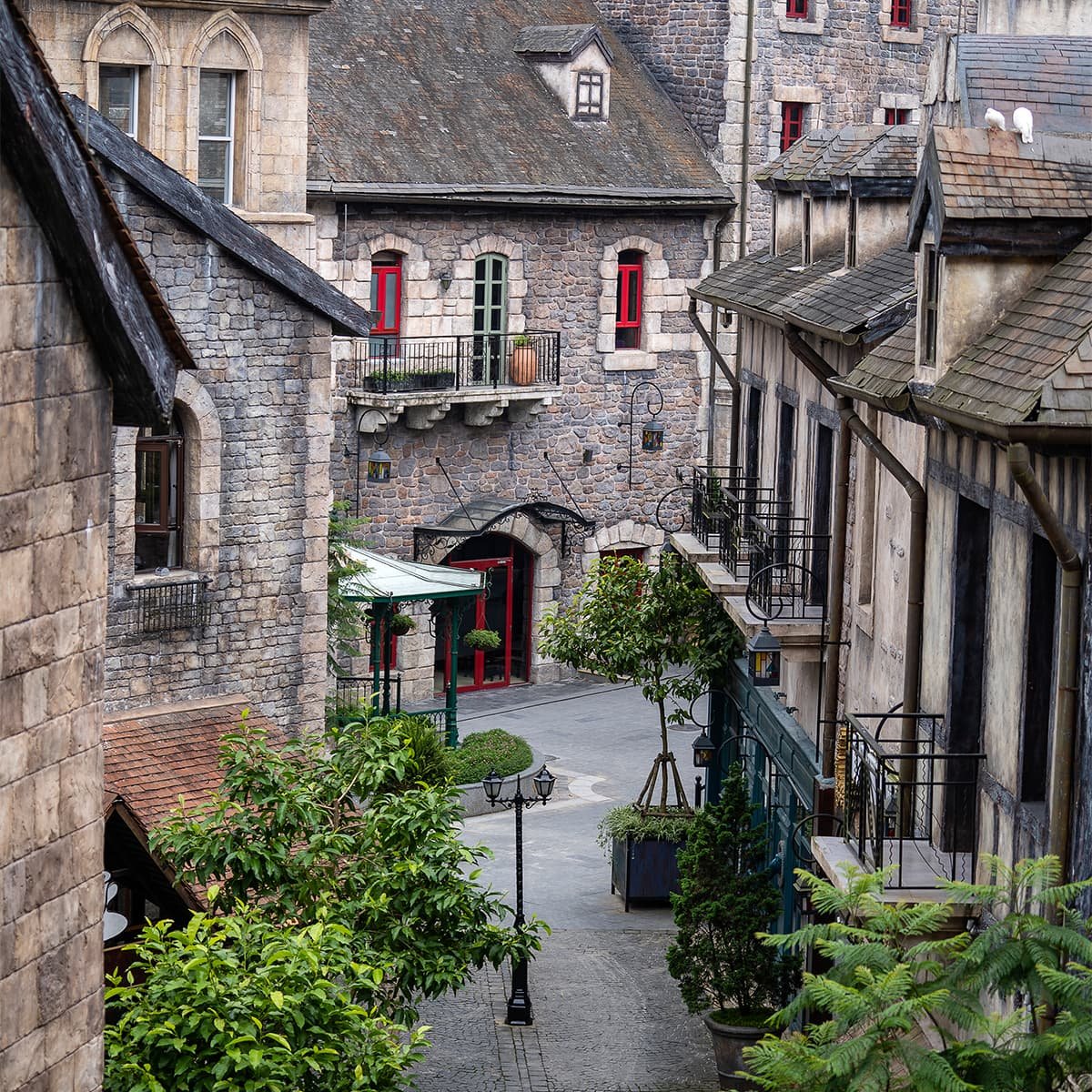 Каменные фасады зданий Ба На Хиллс. Французский квартал комплекса включает площади, кафе и музеи, оформленные в европейском стиле.