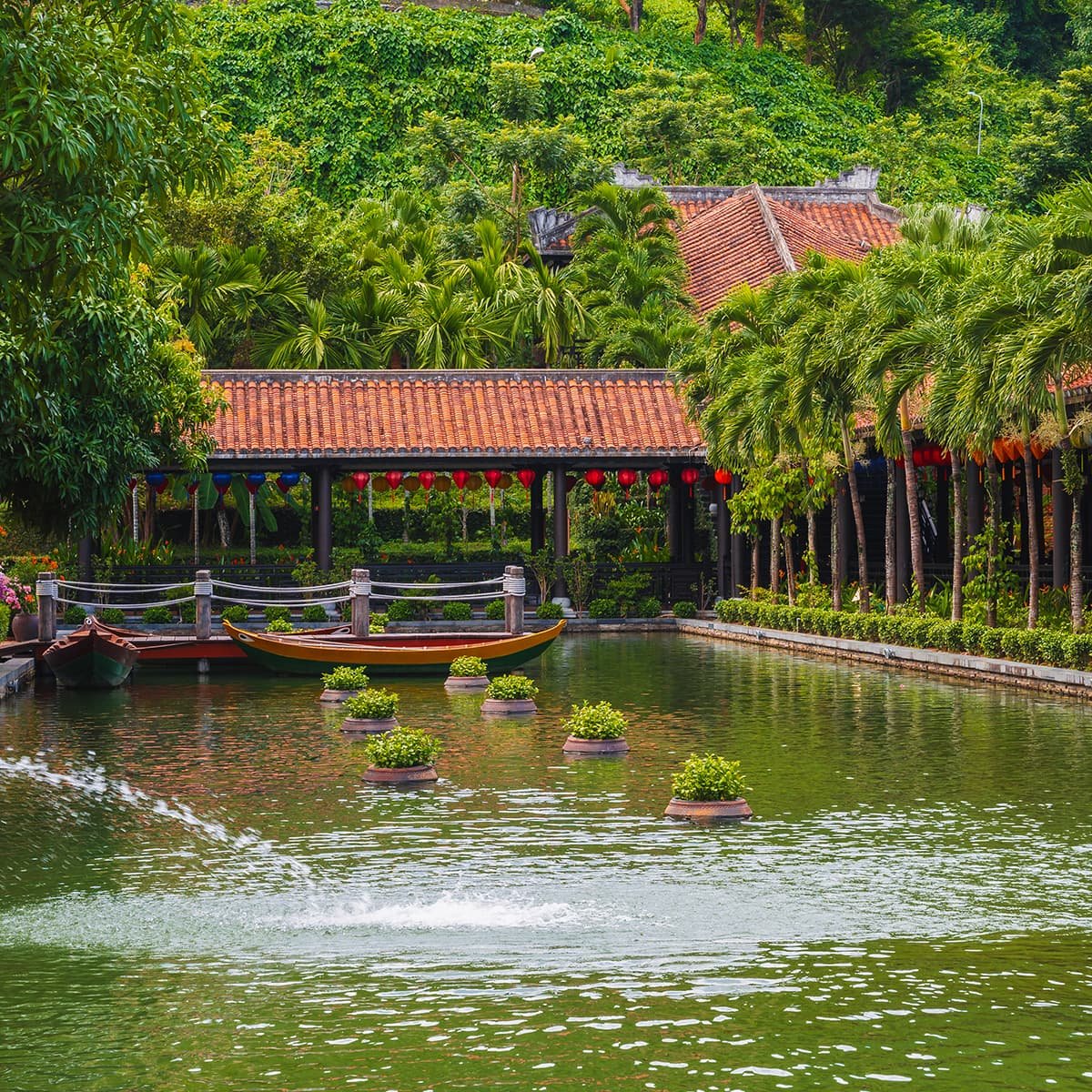 Озеро в цветочных садах Ба На Хиллс. Территория комплекса украшена парками, фонтанами и садами с редкими видами растений.