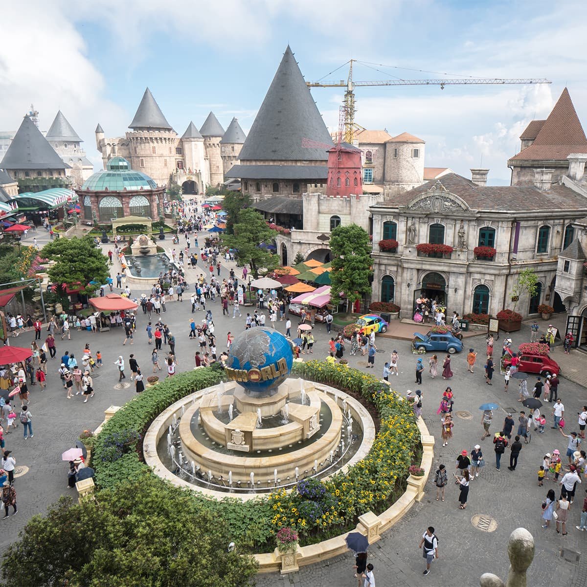 Центральная площадь комплекса Ба На Хиллс. Здесь проходят концерты, театрализованные представления и культурные фестивали для туристов.