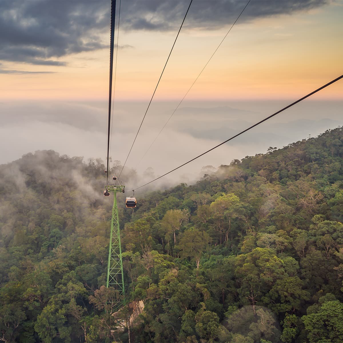 Фуникулер Ба На Хиллс с видом на затуманенные горы. Канатная дорога признана одной из самых длинных и живописных в мире.