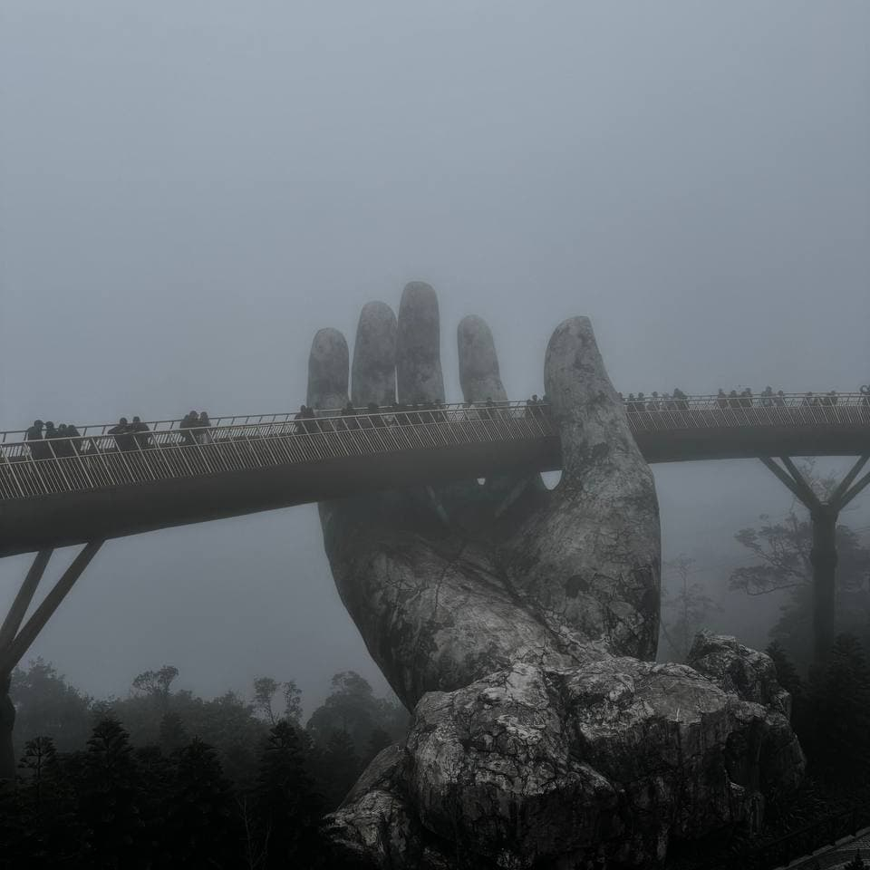 Golden Bridge в тумане — атмосферный вид Золотого моста Бана Хиллс и каменных рук на маршруте тура из Нячанга.