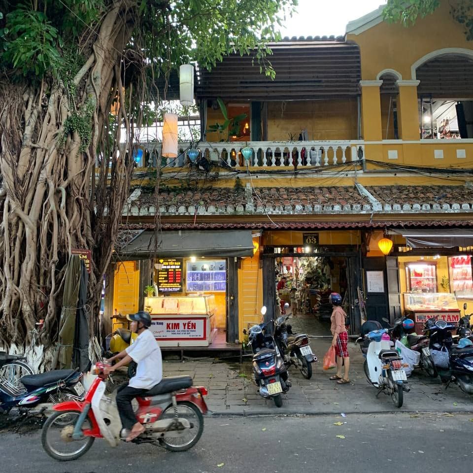 Магазины и рынки древнего Хойана. Старый город во Вьетнаме известен как торговый центр с мастерскими, лавками ремесленников и колоритными сувенирами.