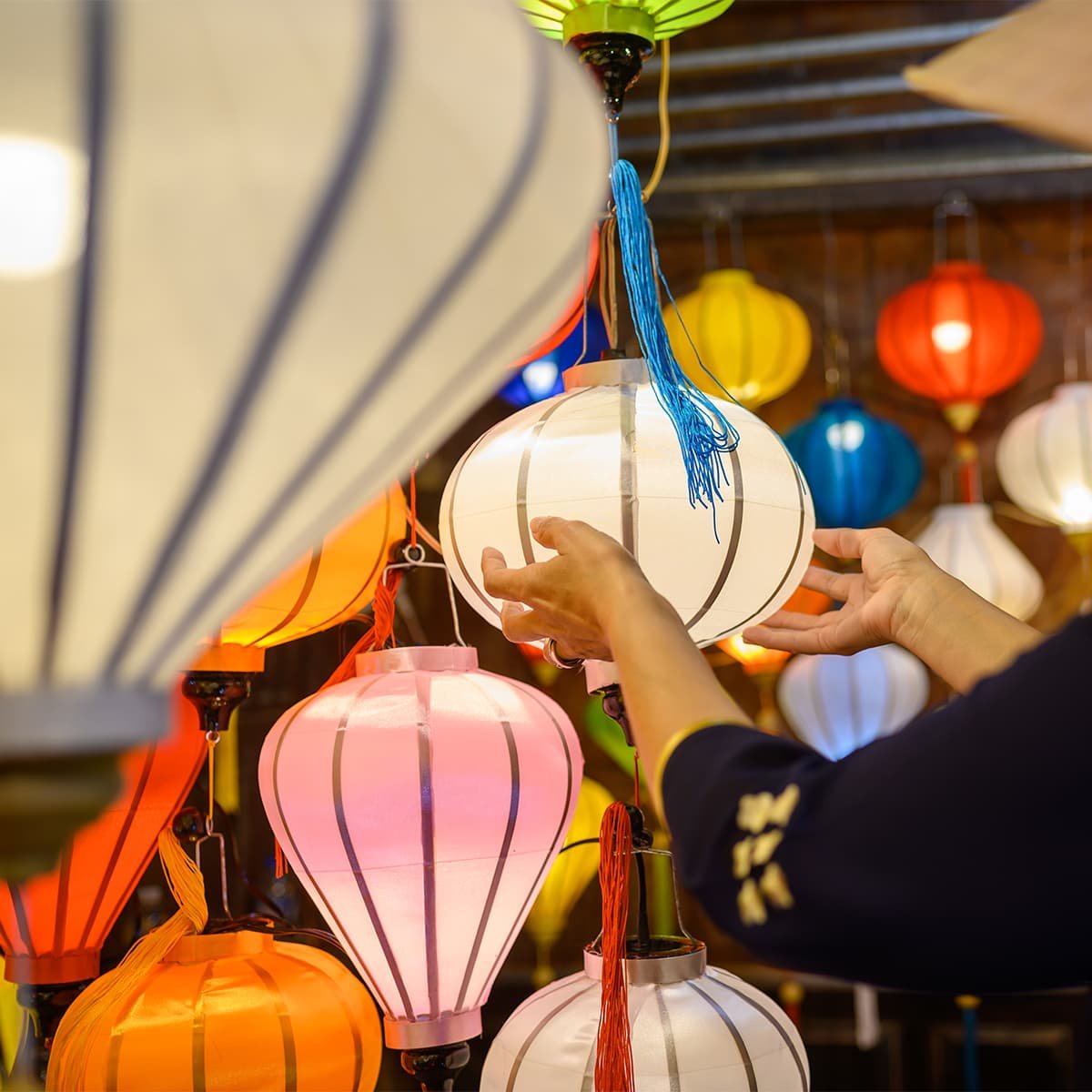 Бумажные фонари в старом Хойане. Символ города и одна из самых узнаваемых традиций центрального Вьетнама.