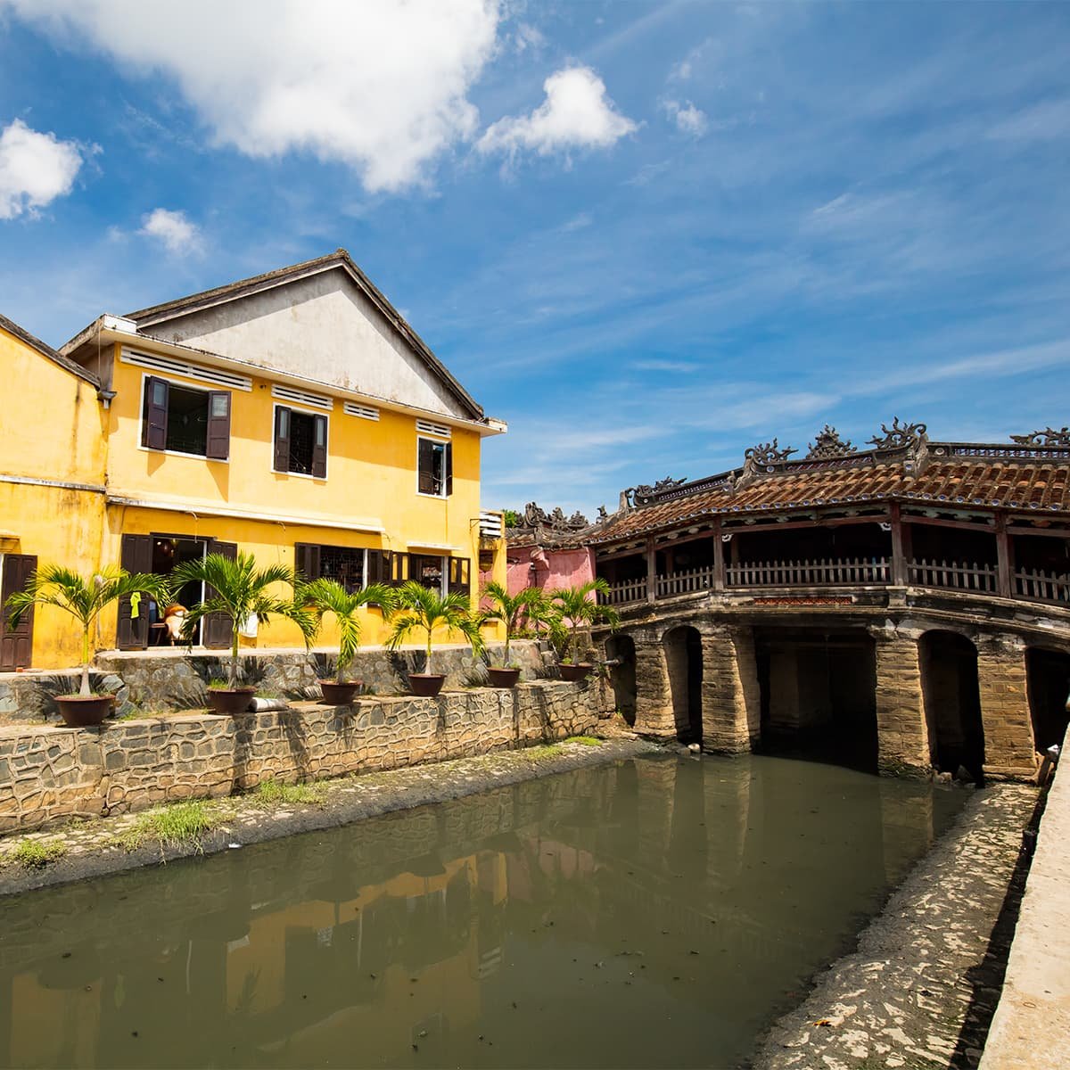 Японский мост в Хойане. Построенный в XVII веке деревянный мост соединяет старый квартал и считается архитектурным символом города.