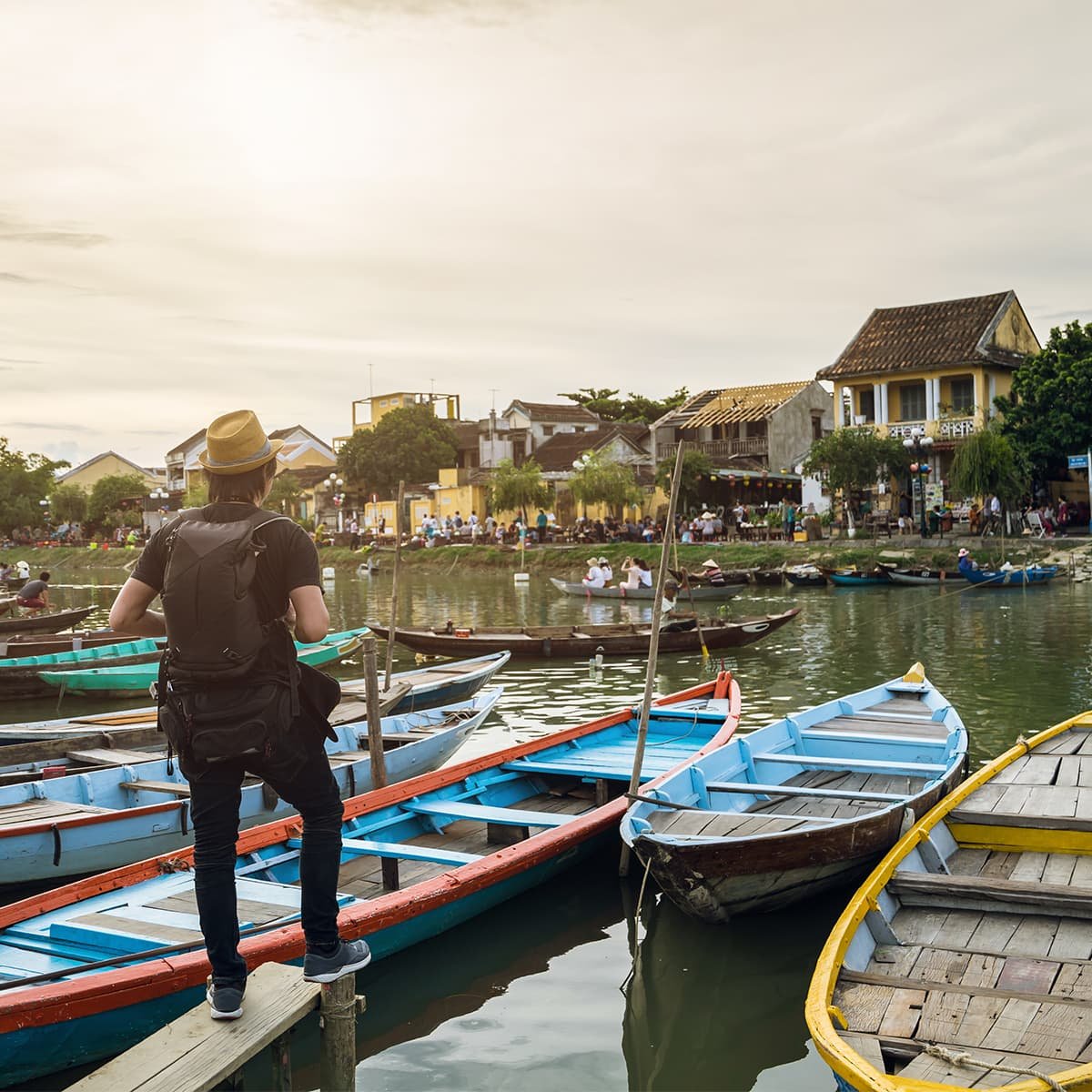 Лодки на реке в историческом центре Хойана. Река Тху Бон служит природной осью старого города и используется для прогулок туристов.