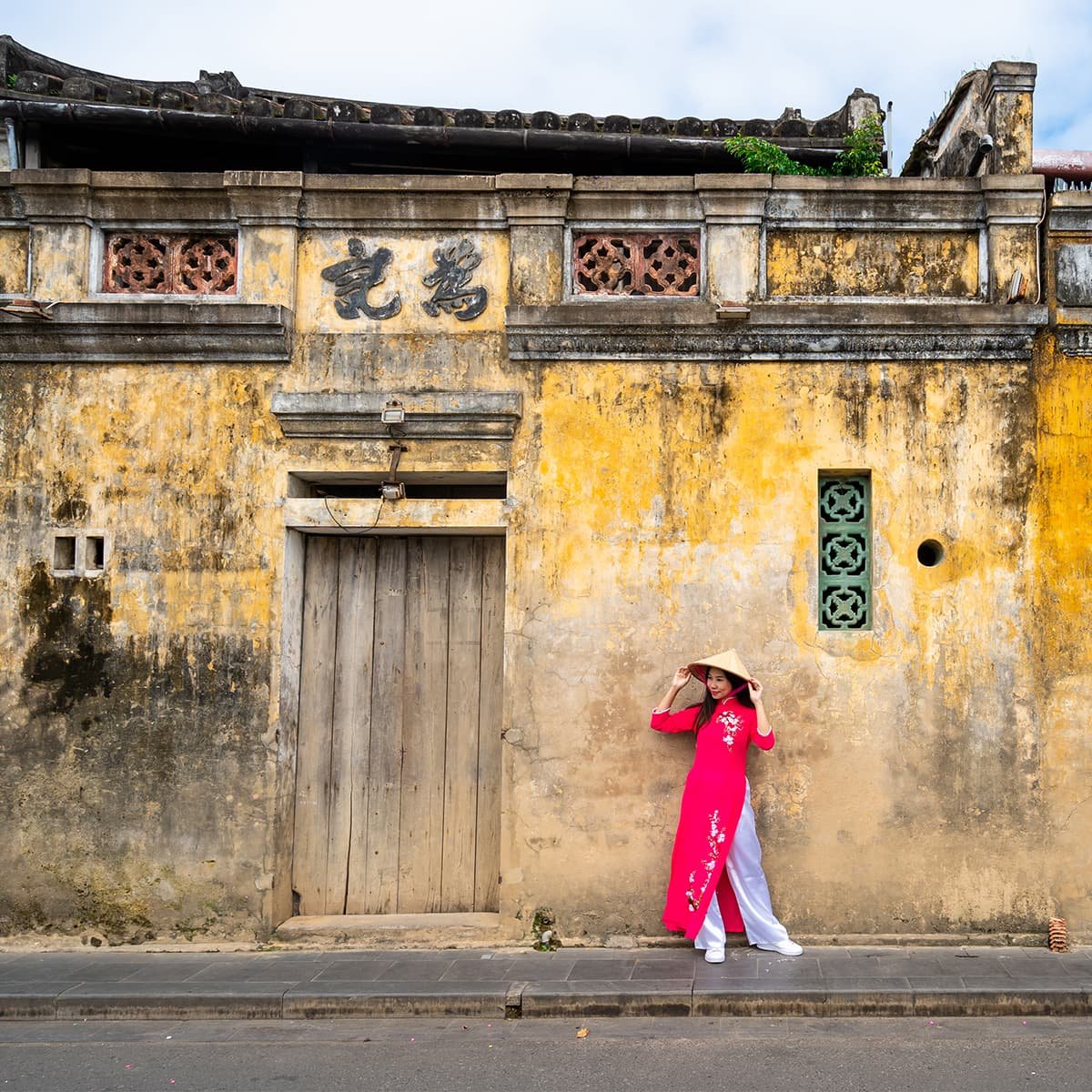 Старинные жёлтые фасады Хойана. Улицы города сохраняют исторический облик с деревянными ставнями, глиняной черепицей и декоративными элементами.
