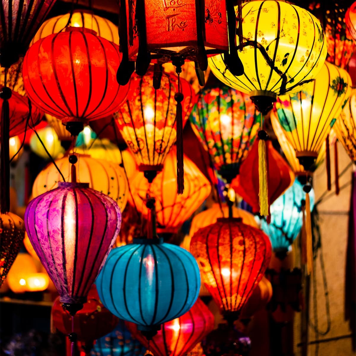 Лавка бумажных фонарей в Хойане. Торговые ряды старого города наполнены цветом и светом, отражая традиции вьетнамского декоративного искусства.