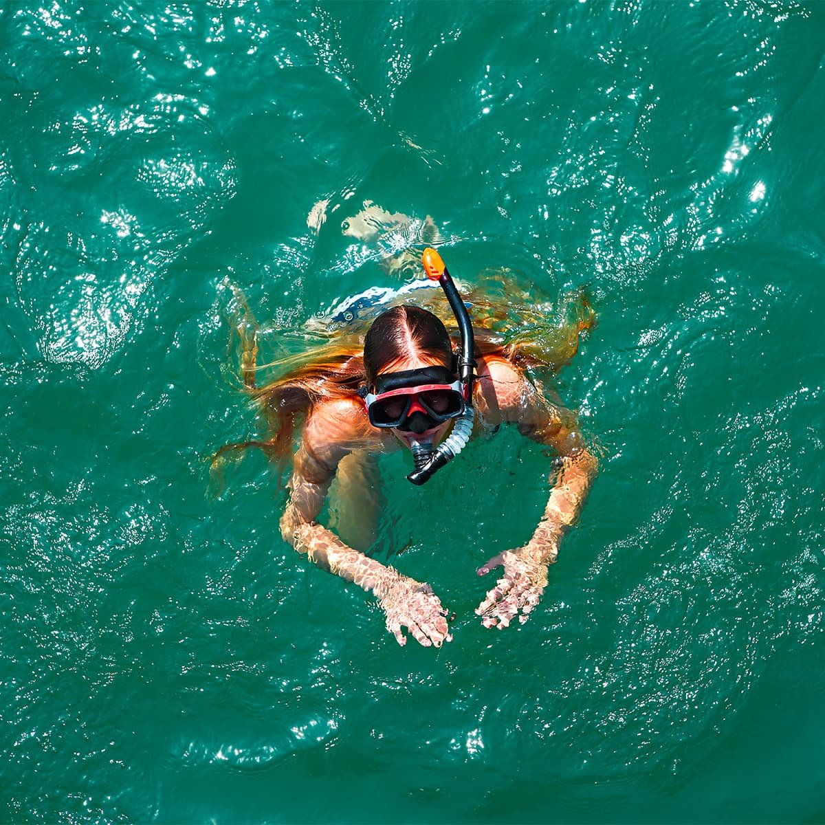 Первое погружение с аквалангом в Нячанге проходит в морском биосферном заповеднике, где коралловые рифы и тропические рыбы видны уже на глубине до 12 метров.