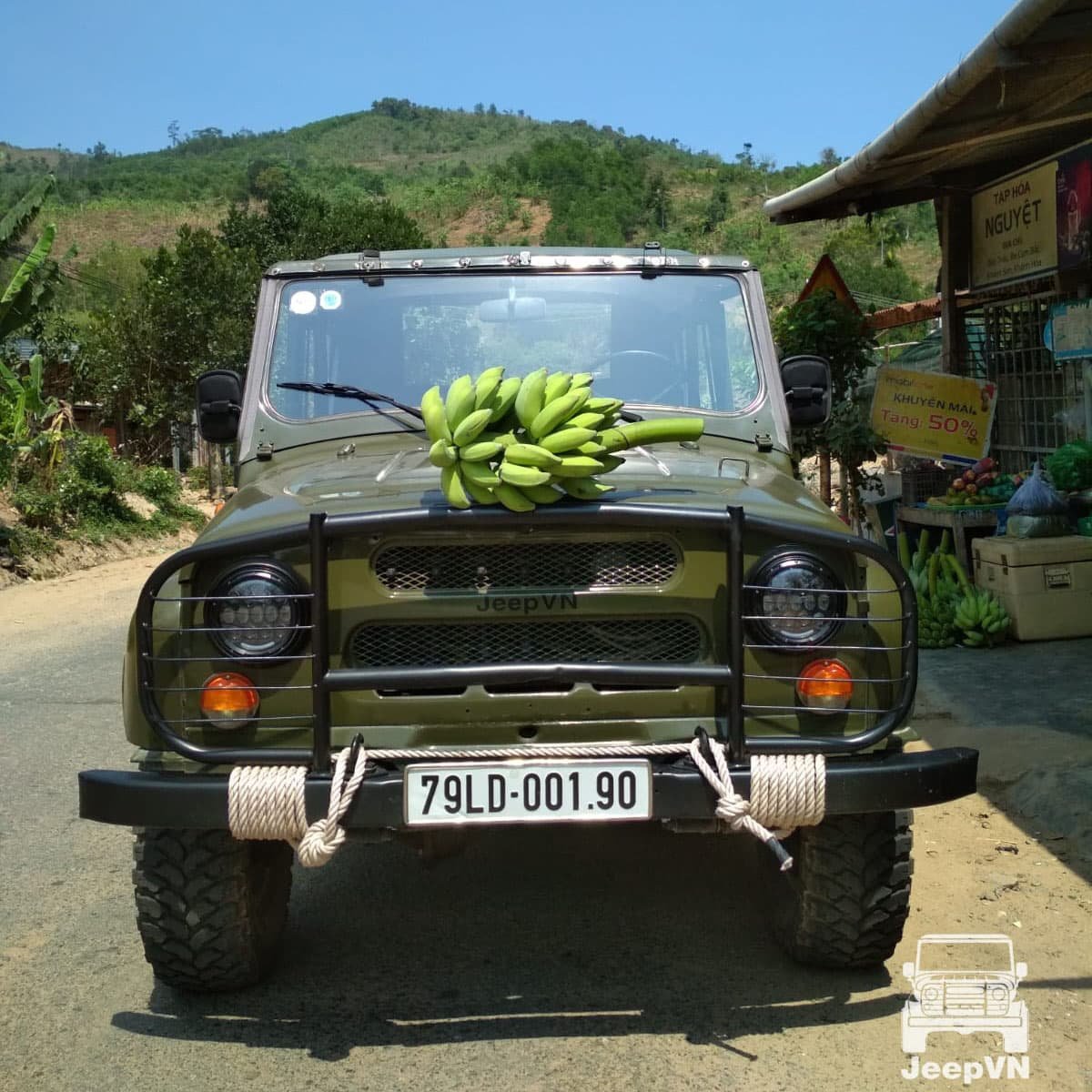 Джип в деревне малых народов — остановка в рамках Jeep Tour от TianaTours по нетуристическим маршрутам Нячанга