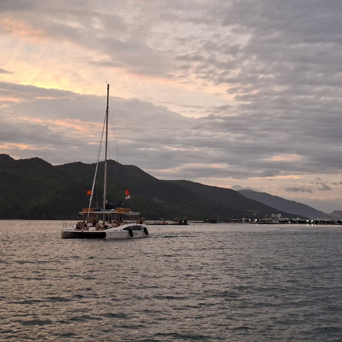 Морской круиз на парусном катамаране Seawind 1160 по южным островам Нячанга: Хон Че, Хон Миу, Хон Там и Хон Мот, снорклинг, рыбалка, сапборды и обед с морепродуктами.