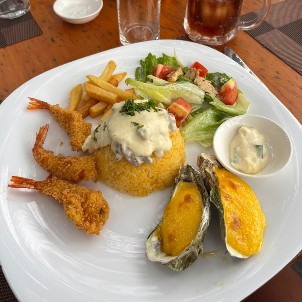 Морской круиз на парусном катамаране по южным островам Нячанга с обедом из свежих морепродуктов на борту: креветки, рыба кобия, кальмары и тропические фрукты.