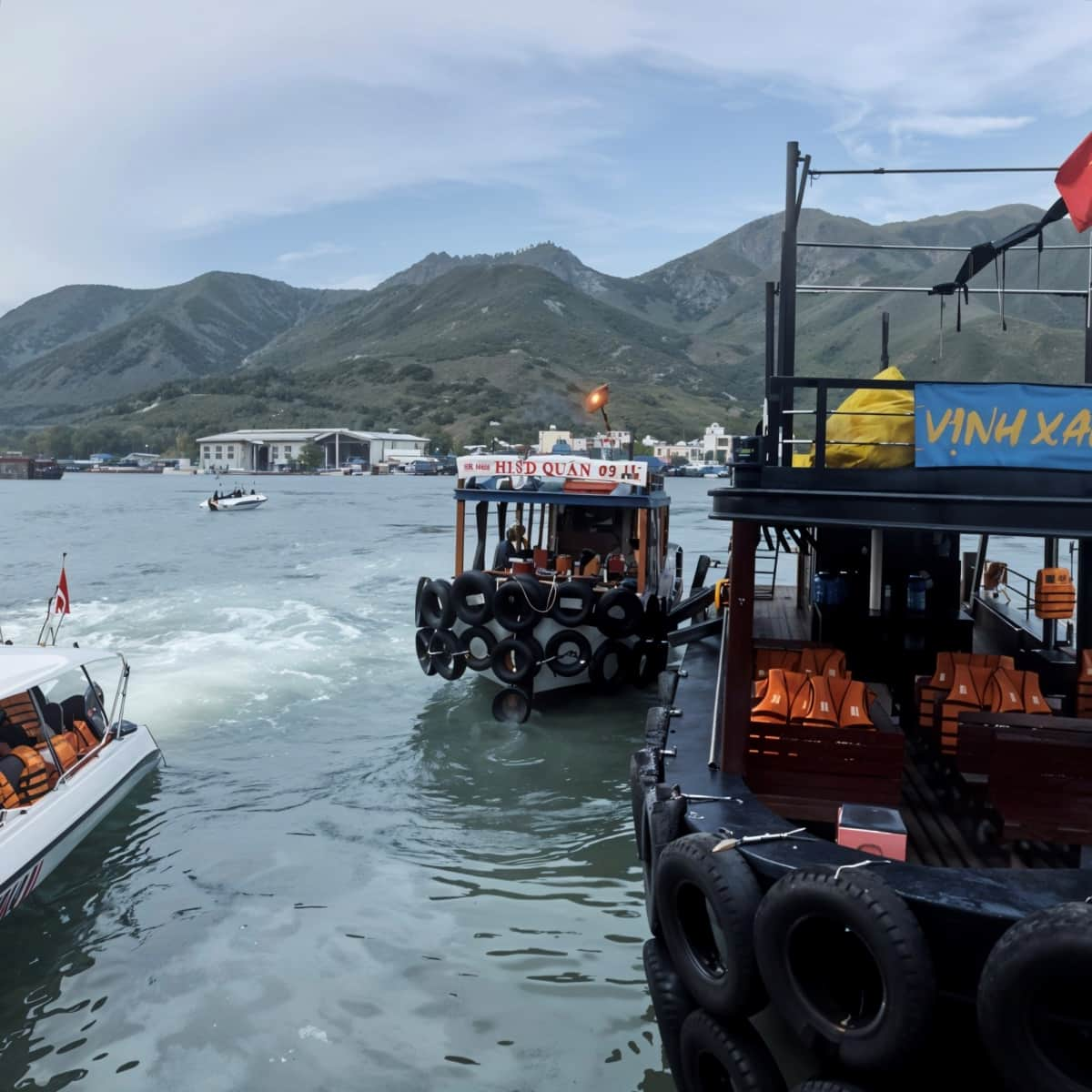 Приятное морское путешествие с видом на острова и спокойную гладь воды.