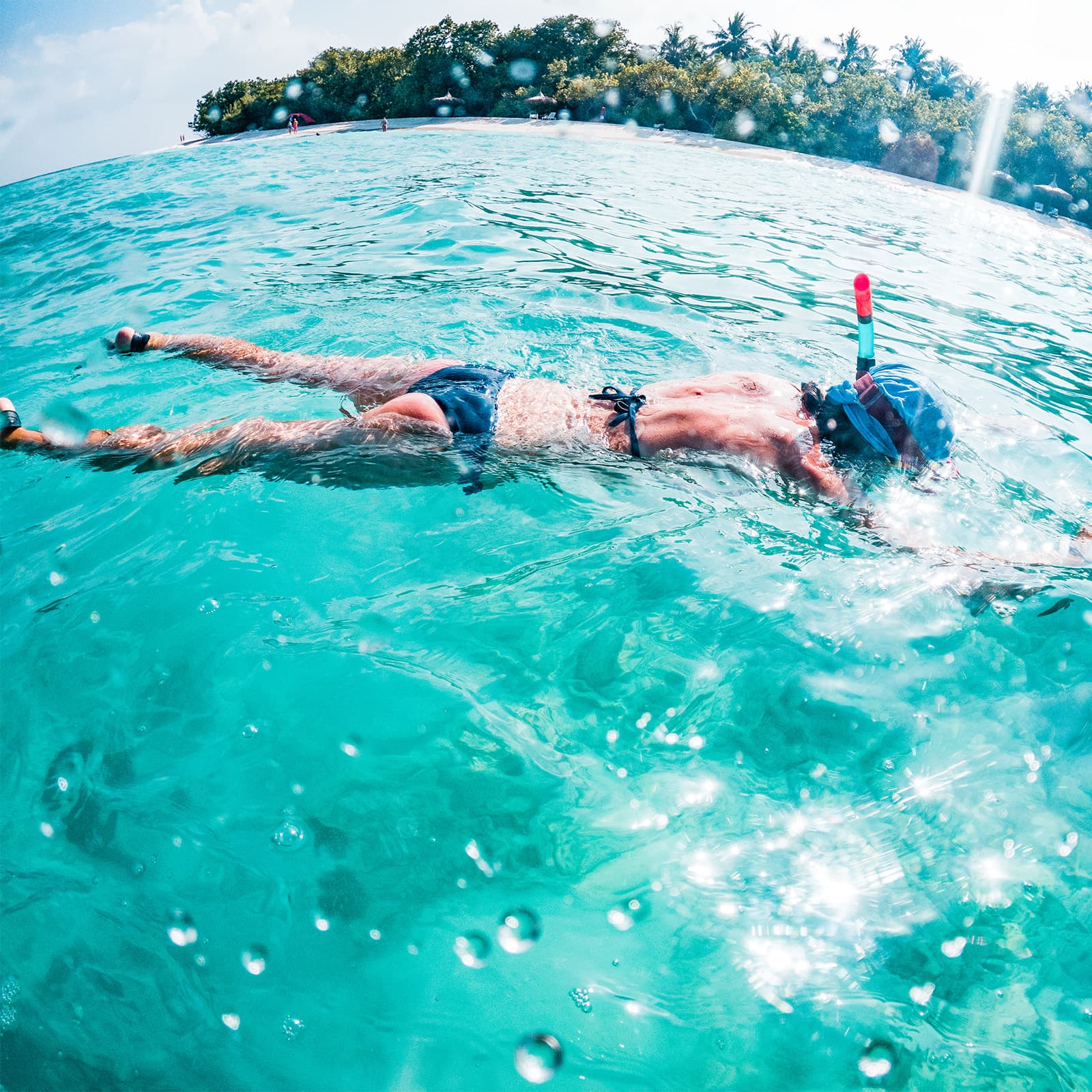 Снорклинг на южных островах Нячанга — одна из самых популярных морских экскурсий из Нячанга, где у кораллового рифа можно плавать с маской в прозрачной воде, наблюдать тропических рыб и увидеть подводный мир залива без специальной подготовки