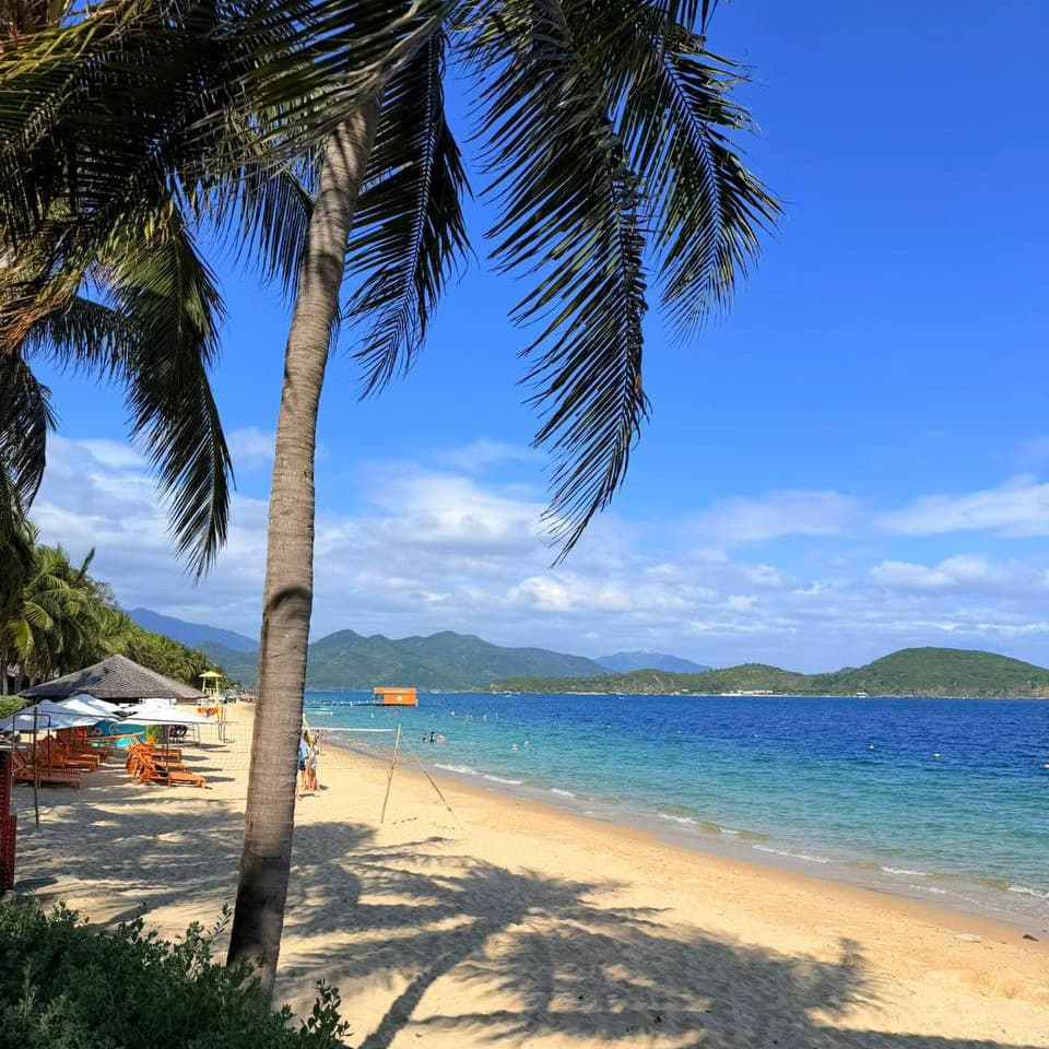 Хон Там в Нячанге — популярный остров-резорт для пляжного отдыха, снорклинга и морских развлечений, где Hon Tam Resort, большой бассейн и тропический пейзаж делают поездку на южные острова особенно комфортной