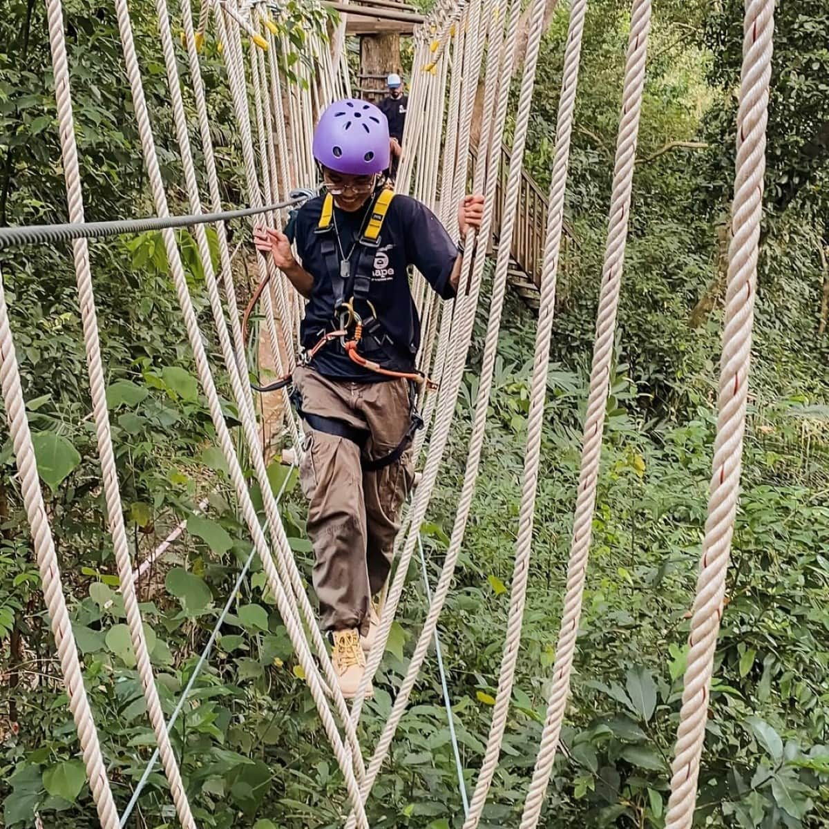 Туристы переходят веревочный мост над тропическим лесом в Kong Forest