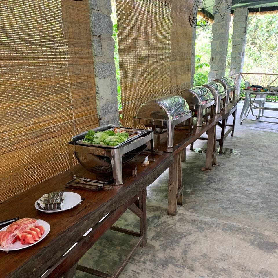Обед шведский стол в Kong Forest включает блюда вьетнамской кухни, сервированные на открытой веранде после прохождения маршрута
