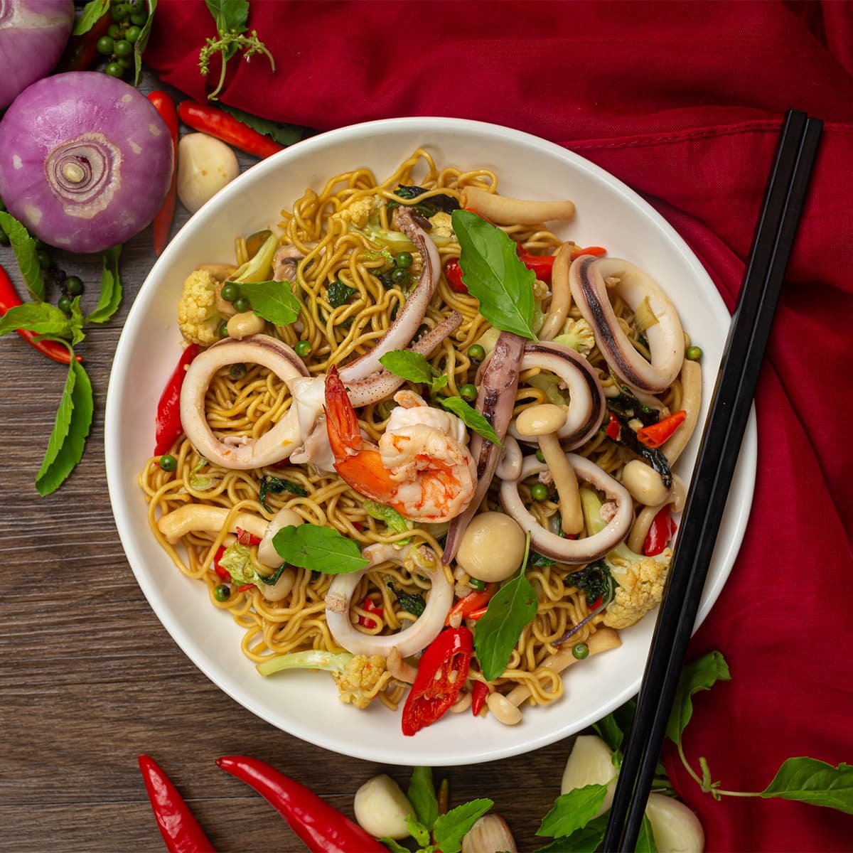 Жареная лапша по-вьетнамски с говядиной и ростками сои