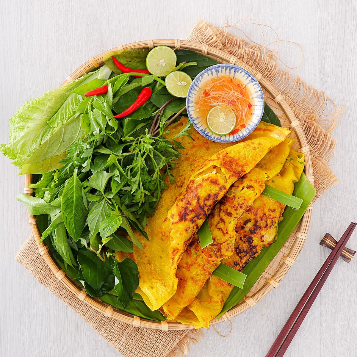 Бань сео — хрустящий «шипящий» блин с свининой, креветками и ростками