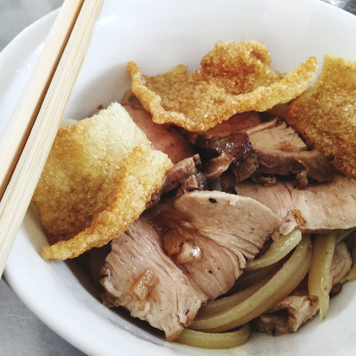 Вьетнамская кухня Центрального региона: cao lầu с хрустящими чипсами