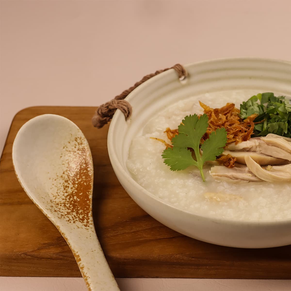 Чао — рисовая каша конджи по-вьетнамски с имбирем и зелёным луком