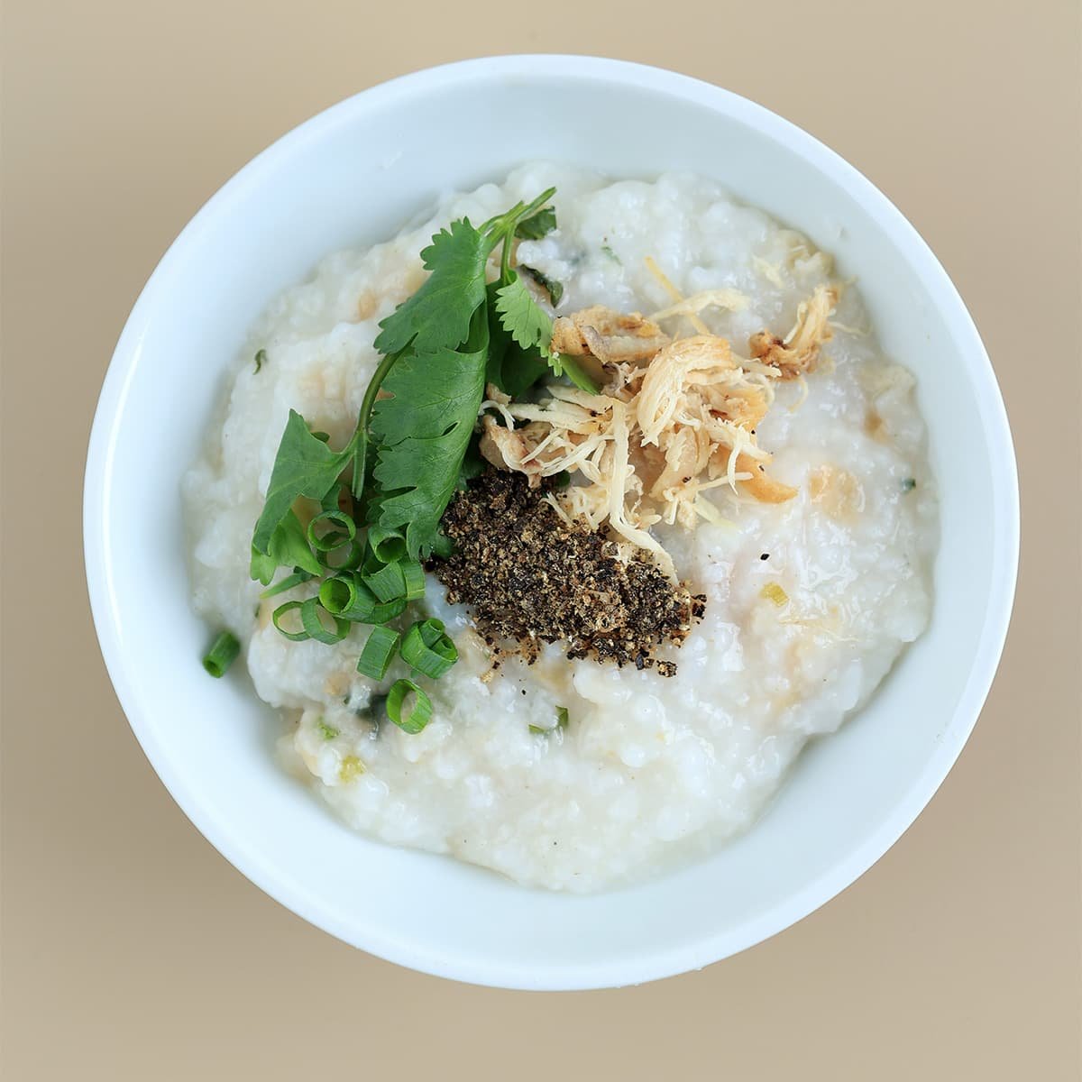 Вьетнамская кухня: cháo gà — рисовая каша с курицей и травами