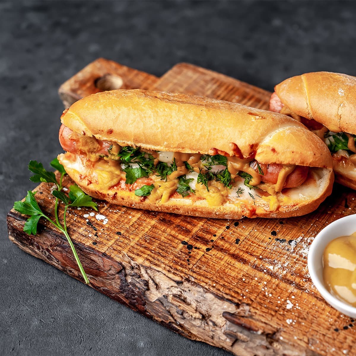 Вьетнамская уличная еда: bánh mì с кинзой, огурцом и чили