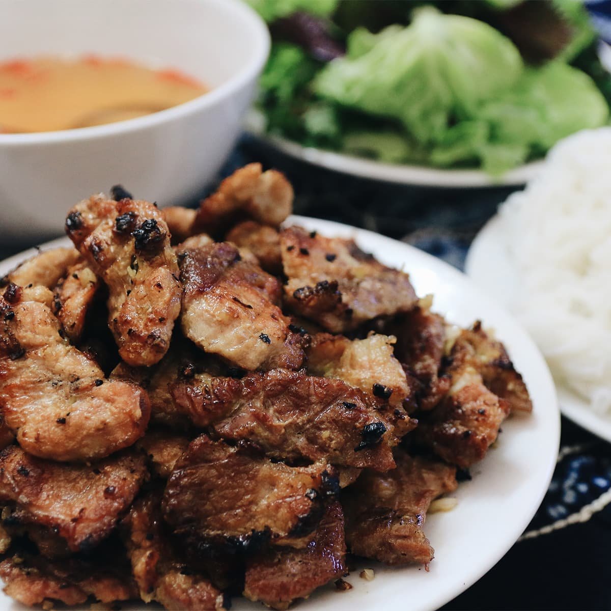 Бун ча — свинина на гриле, рисовая вермишель и зелень, уличная еда Ханоя