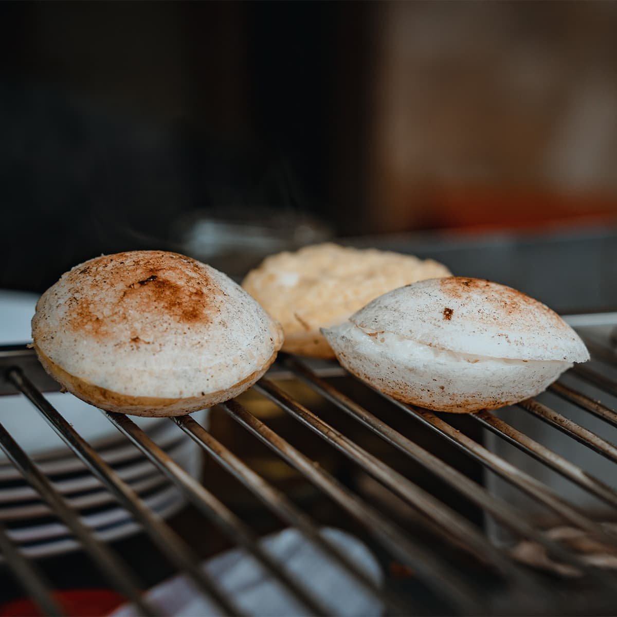 Рисовые лепёшки бань кан с рыбным соусом и свежими травами