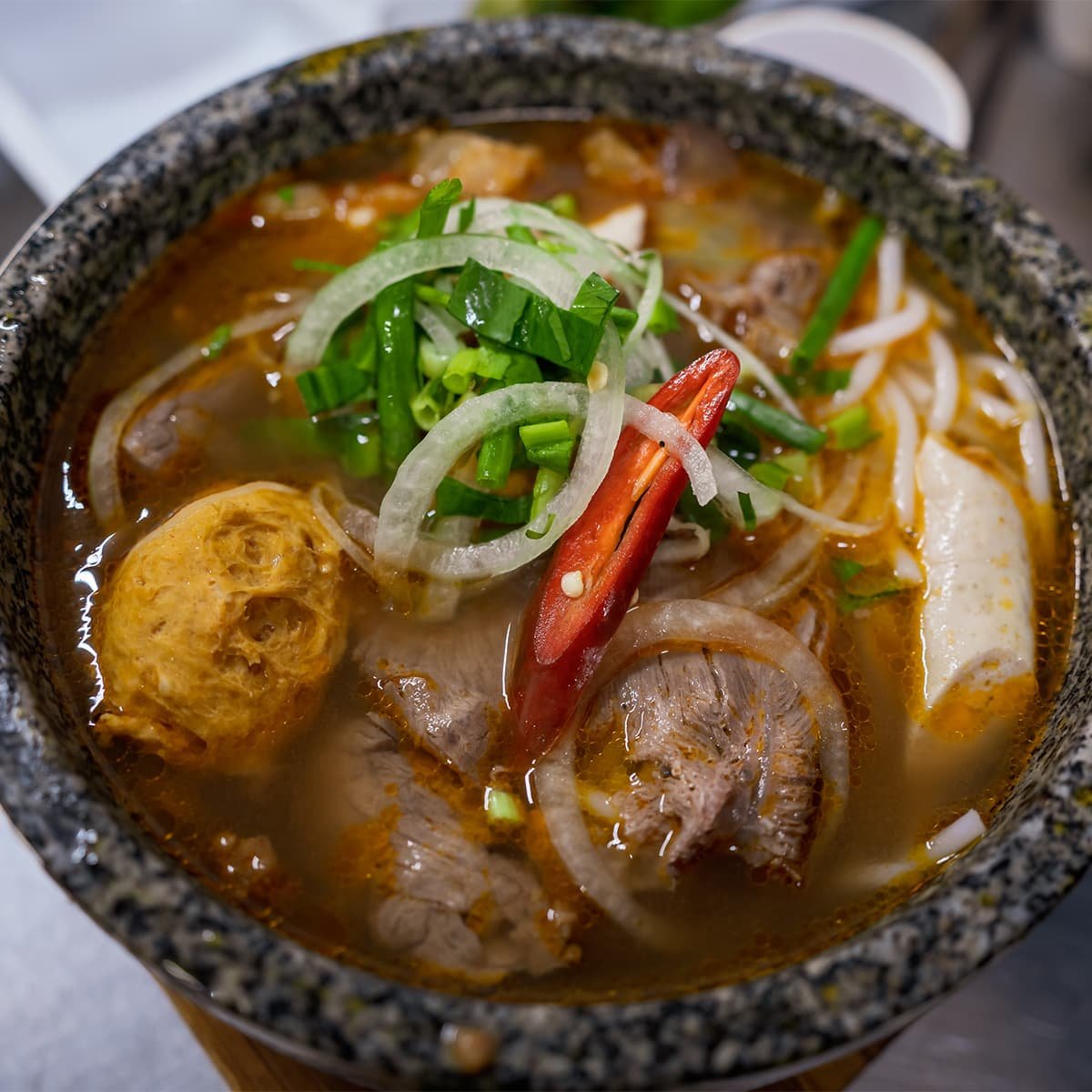 Бун бо хюэ — пряный суп из Хюэ с лемонграссом, говядиной и толстой лапшой