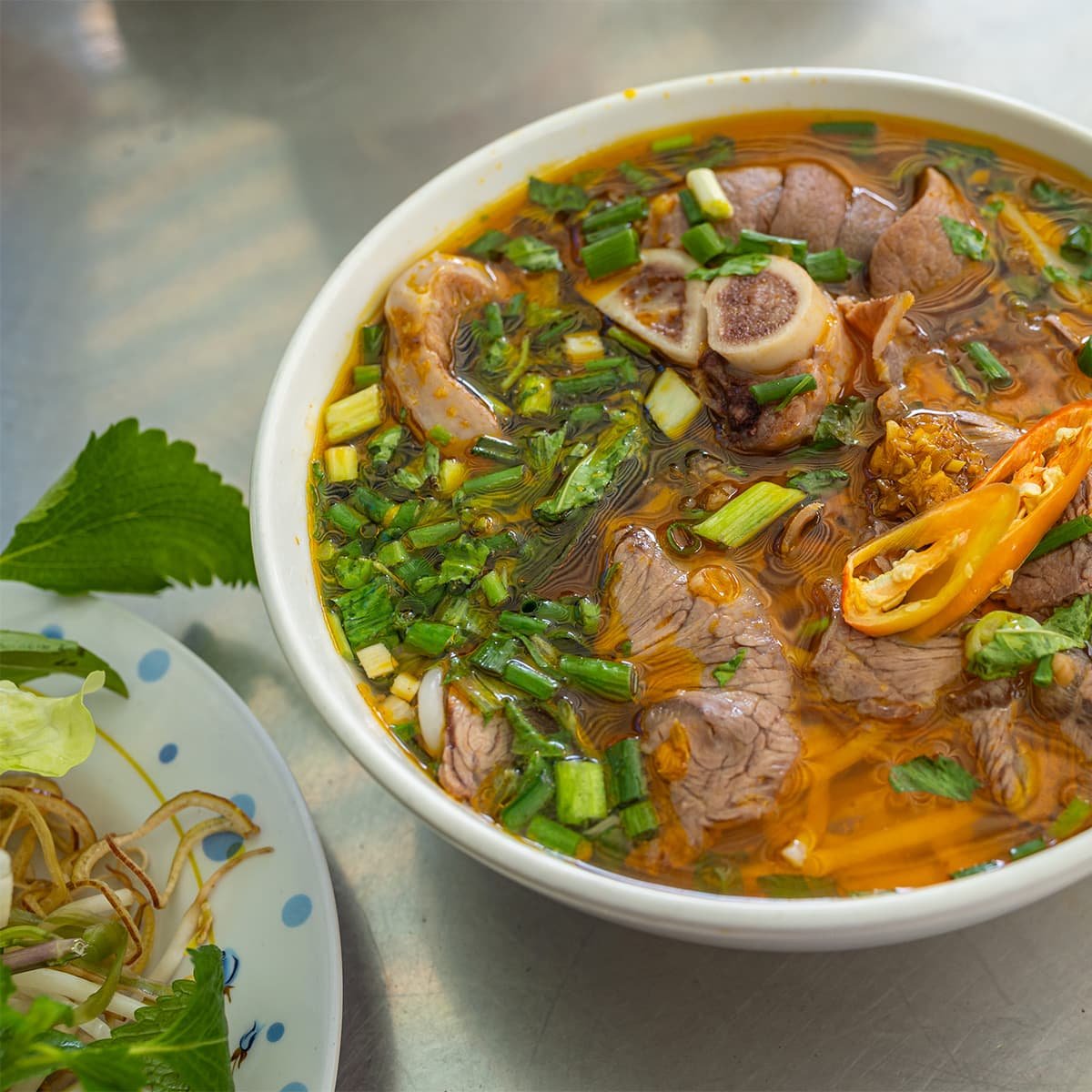 Что попробовать во Вьетнаме: суп бун бо хюэ из Центрального региона