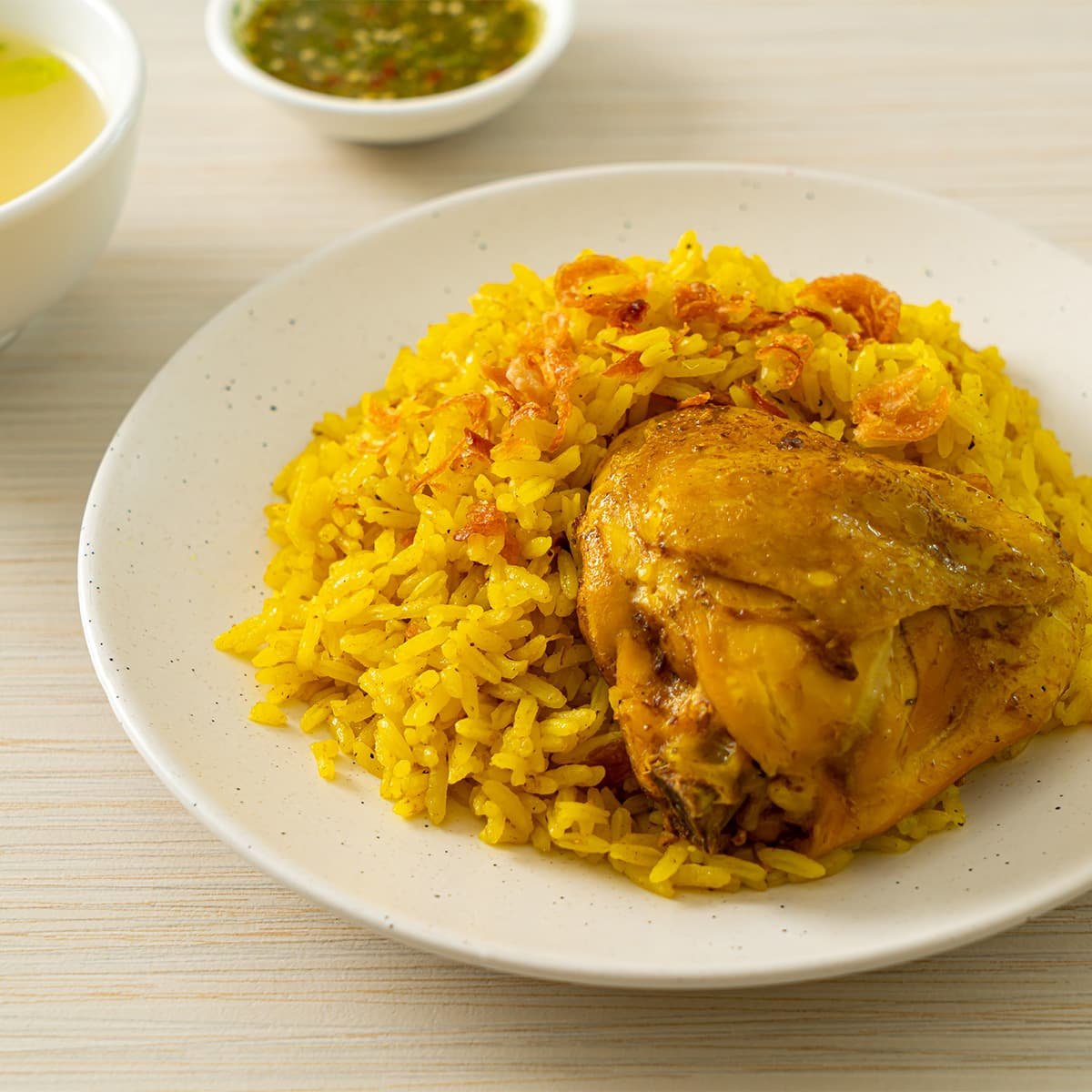 Вьетнамская кухня: cơm gà хойанский с золотистым рисом и травами