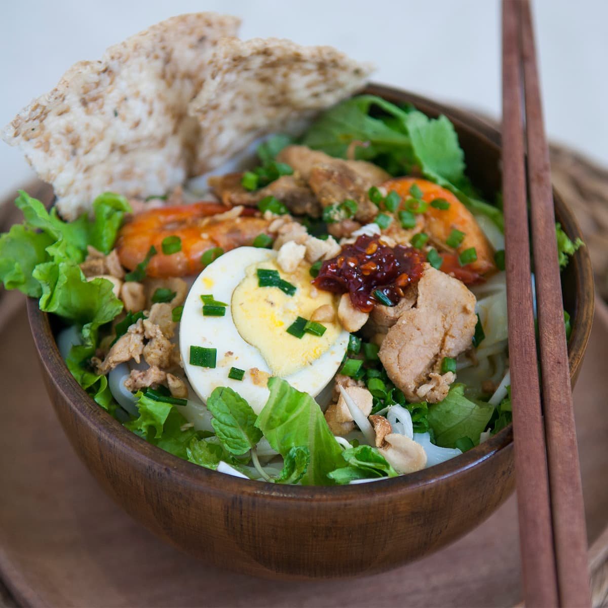 Ми куанг — широкая рисовая лапша с куркумой, арахисом и травами