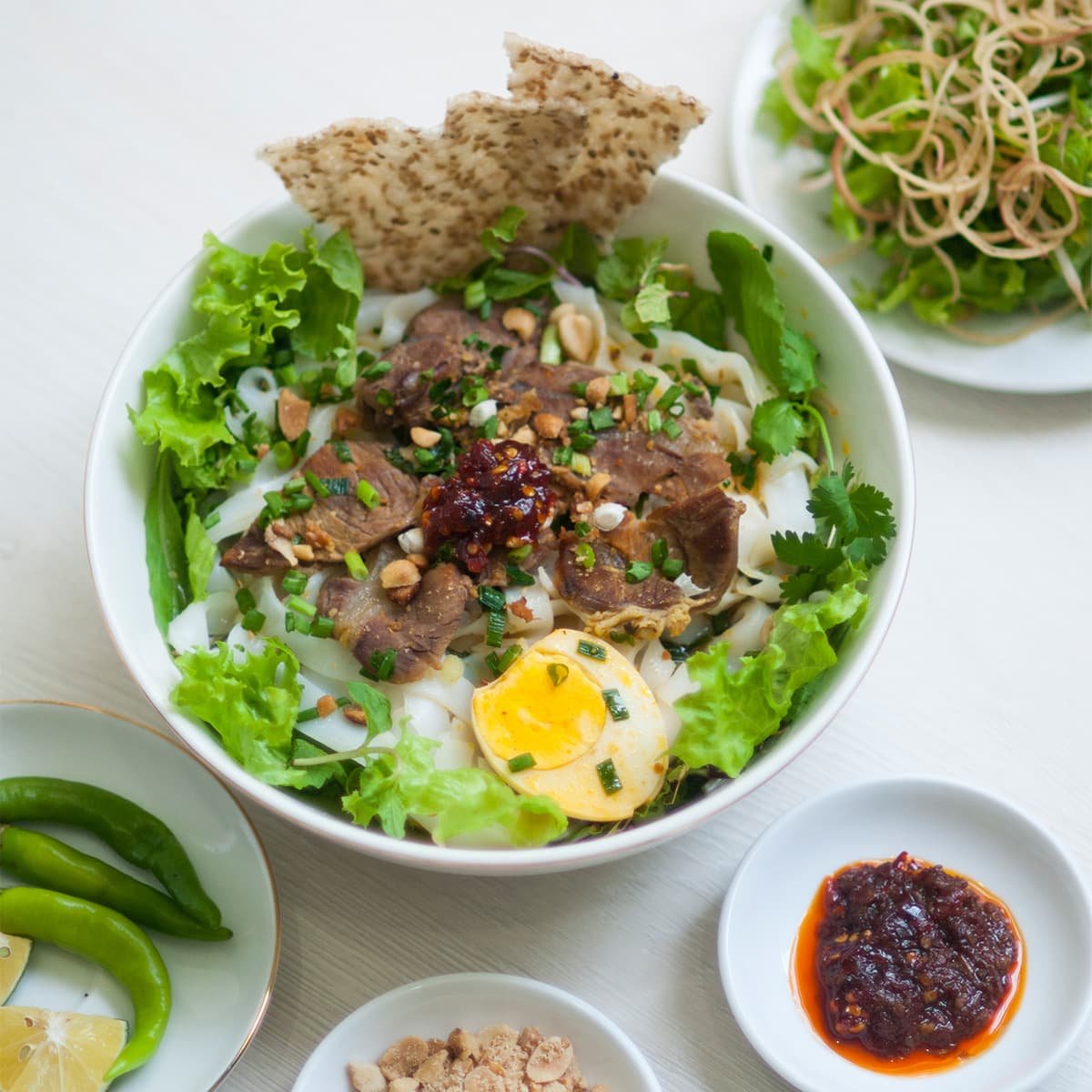 Что поесть во Вьетнаме: ми куанг — лапша, травы и лайм