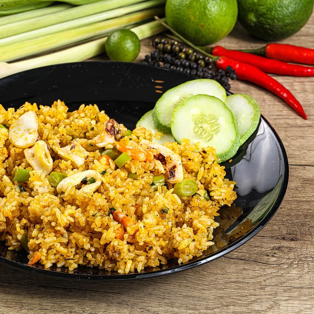 Cơm chiên с курицей и соевым соусом — вьетнамская кухня для туристов