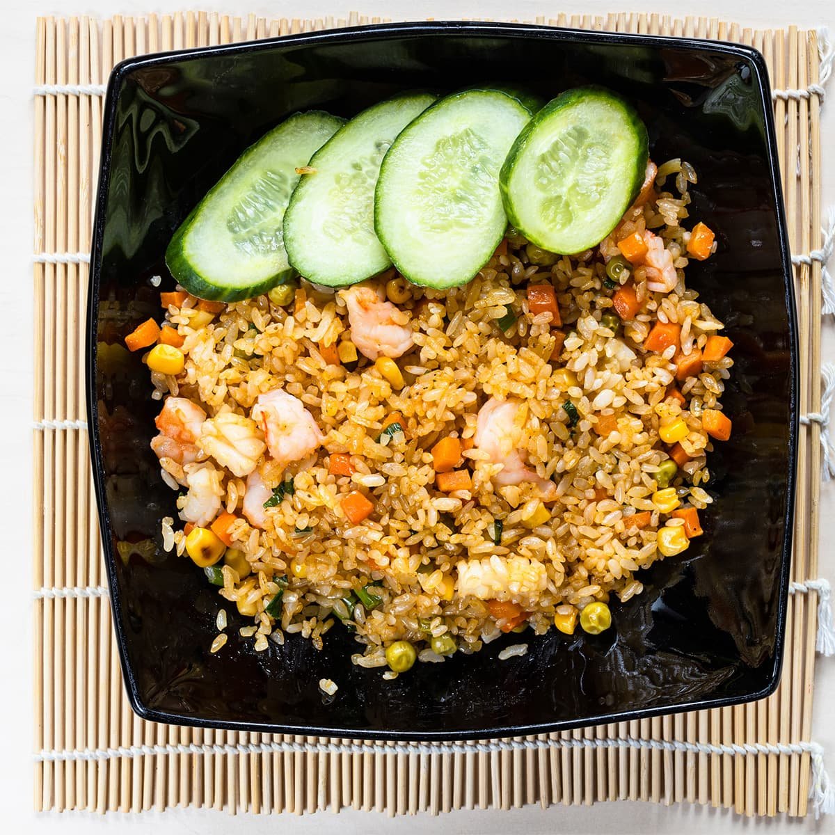 Жареный рис по-вьетнамски с креветками и зелёным луком