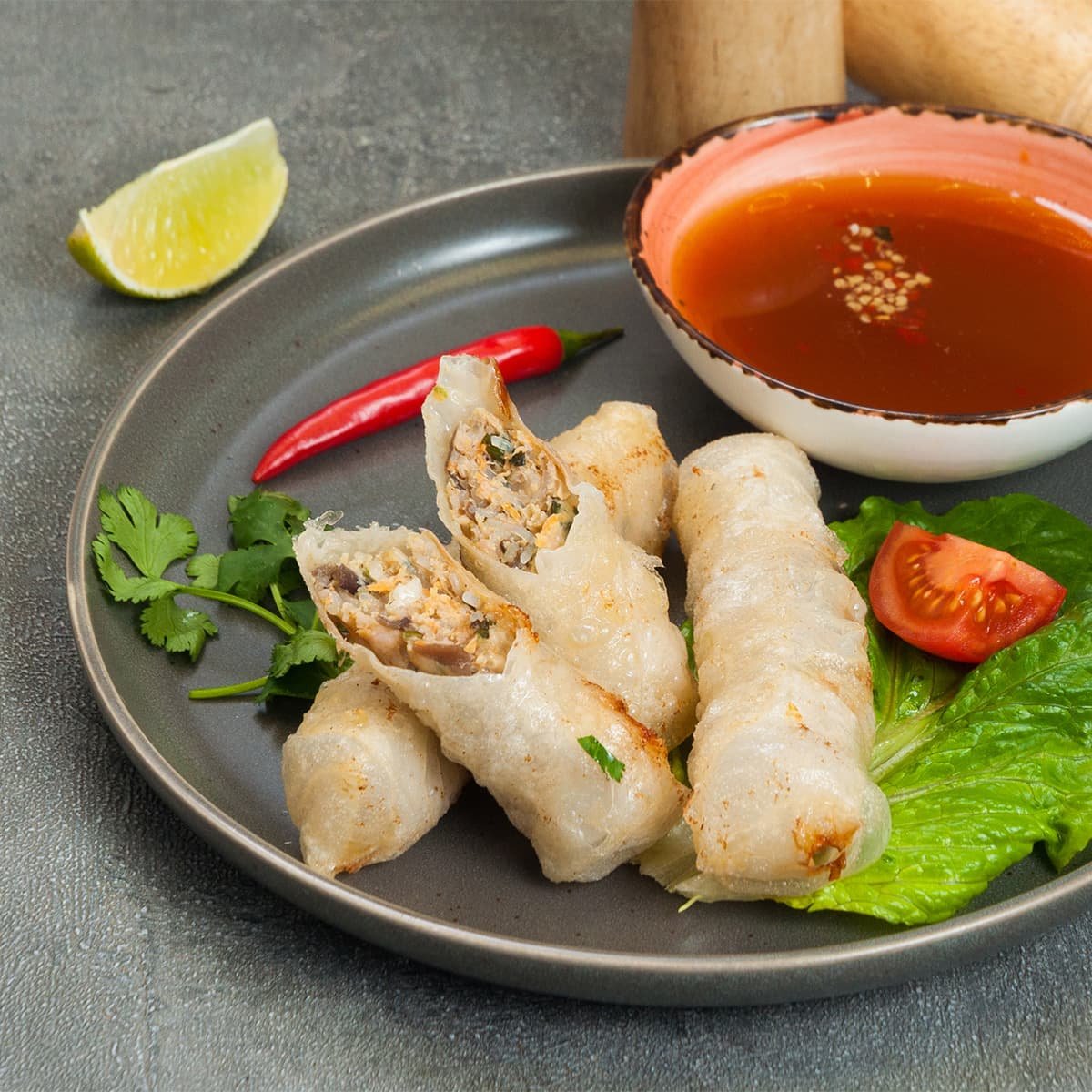 Нэм зан — хрустящие спринг-роллы из рисовой бумаги с мясом и грибами