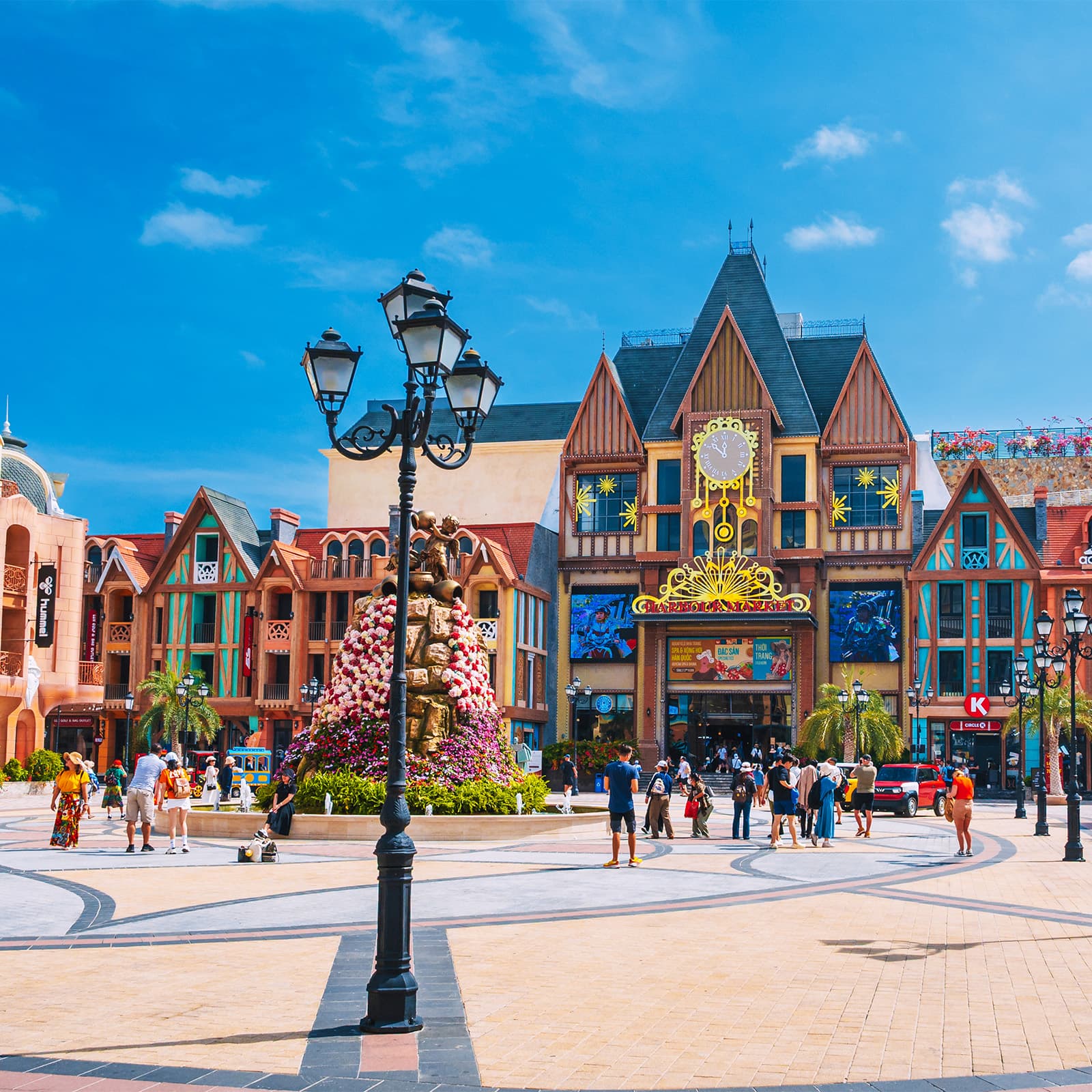 Главная площадь и здание Harbour Market в квартале Винперл Харбор рядом с парком Винвандерс Нячанг