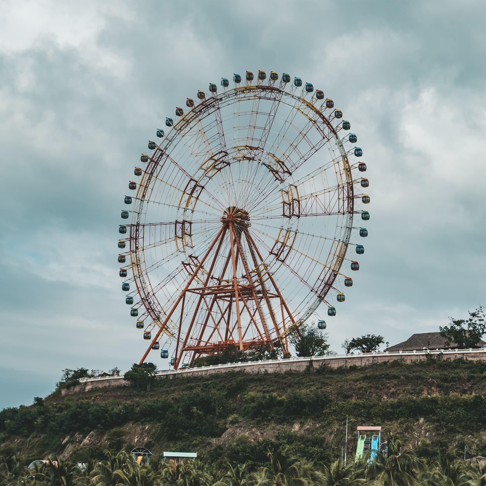 Колесо обозрения Sky Wheel на горном склоне острова Хонче в парке VinWonders Nha Trang
