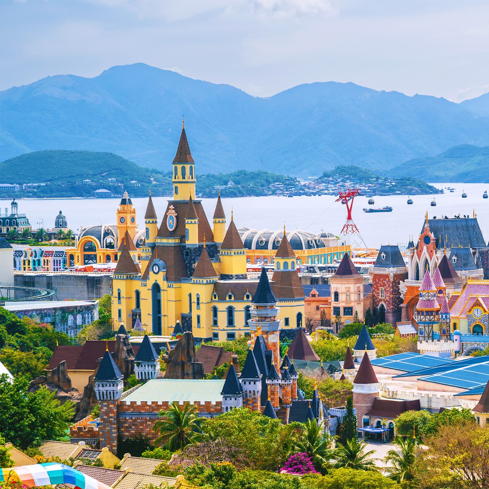Панорама сказочного замка Cosmo Castle в тематической зоне Fairy Land парка VinWonders Nha Trang на острове Хонче