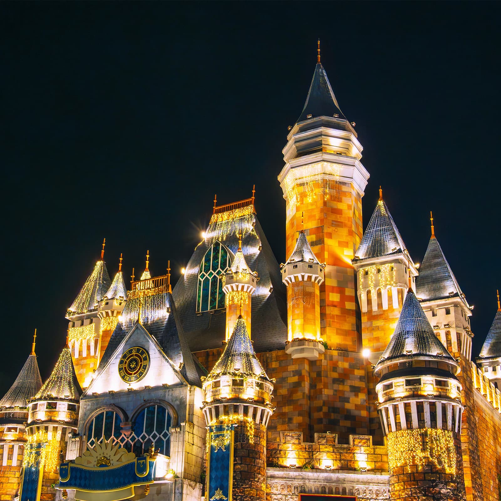 Башни замка Cosmo Castle с вечерней подсветкой в зоне Fairy Land парка развлечений Винвандерс Нячанг