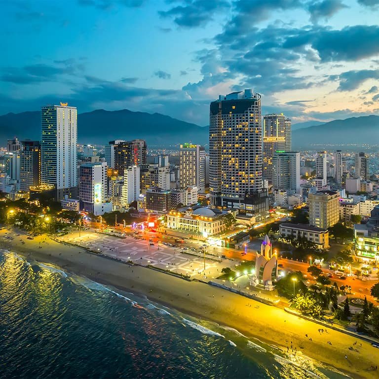 Красивейшая набережная Нячанга горит тысячами огней в вечернее время