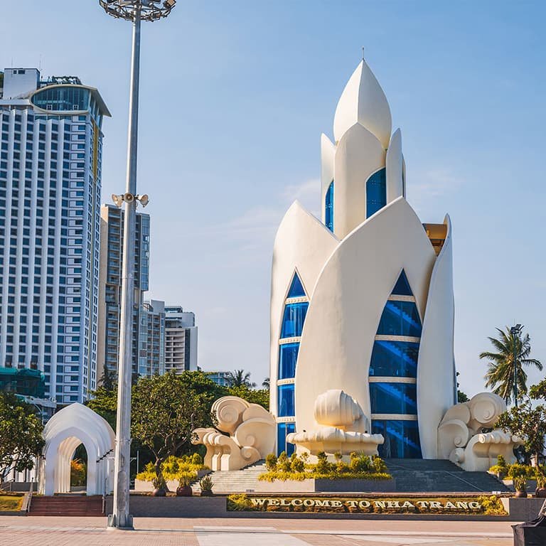 Башня агарового дерева или Башня лотос на центральной набережной Нячанга