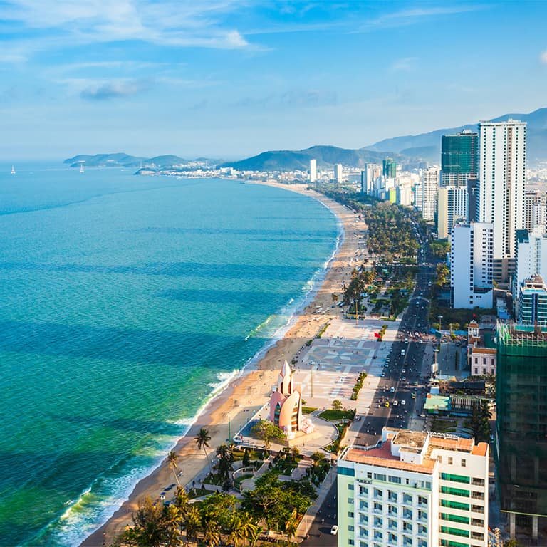 панорамный вид на набережную Нячанга в сухой сезон