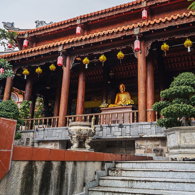 Пагода Лонг Шон: резные драконы, статуи Будды, аромат благовоний.